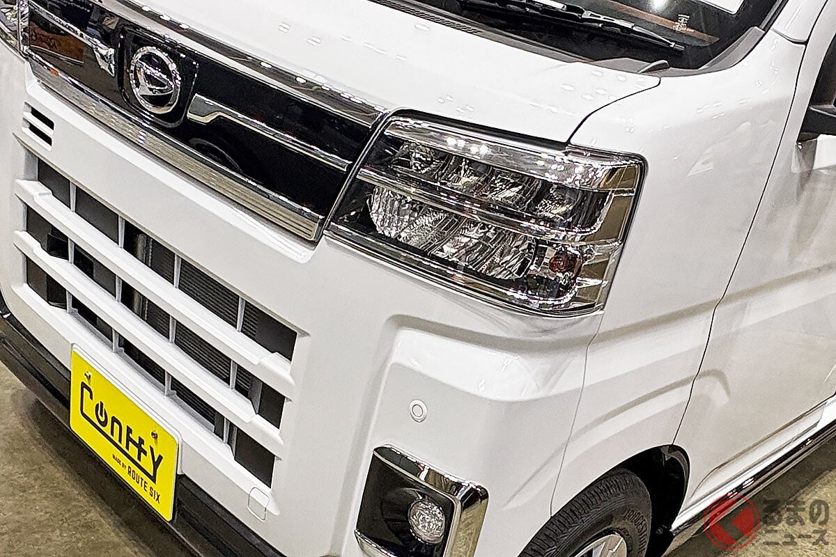 ダイハツの「“2階建て”軽バン」に注目！ 全長3.4m級で「大人4人」寝られる「ちいさなワンボックス」!? ルートシックスの軽キャンパー「コンフィII」YCCS2025で実車公開