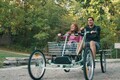 これがホントの「人力車」？　丸ハンドル付きでカートのような「4輪自転車」とは!?