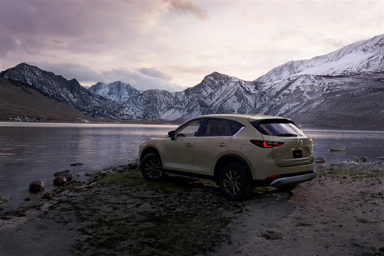 新型「RAV4」はミドルSUV市場で覇権を取れるのか？ ライバルと比べてみたら“トヨタの強さ”が浮き彫りに