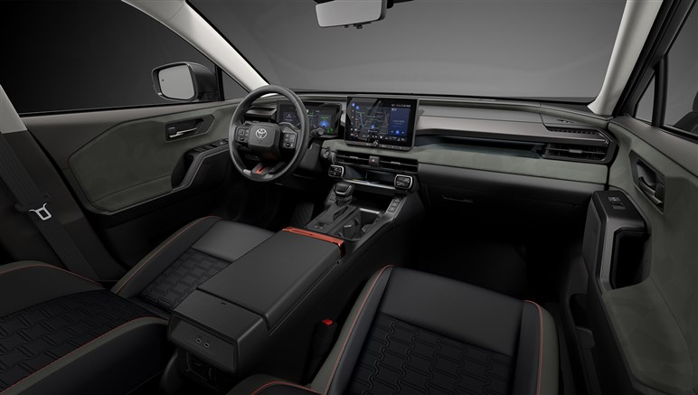 新型「RAV4」はミドルSUV市場で覇権を取れるのか？ ライバルと比べてみたら“トヨタの強さ”が浮き彫りに