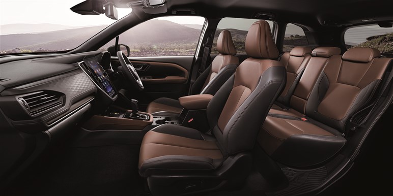 新型「RAV4」はミドルSUV市場で覇権を取れるのか？ ライバルと比べてみたら“トヨタの強さ”が浮き彫りに