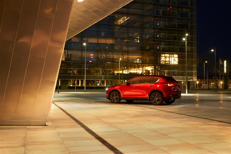 新型「RAV4」はミドルSUV市場で覇権を取れるのか？ ライバルと比べてみたら“トヨタの強さ”が浮き彫りに