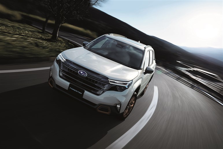 新型「RAV4」はミドルSUV市場で覇権を取れるのか？ ライバルと比べてみたら“トヨタの強さ”が浮き彫りに