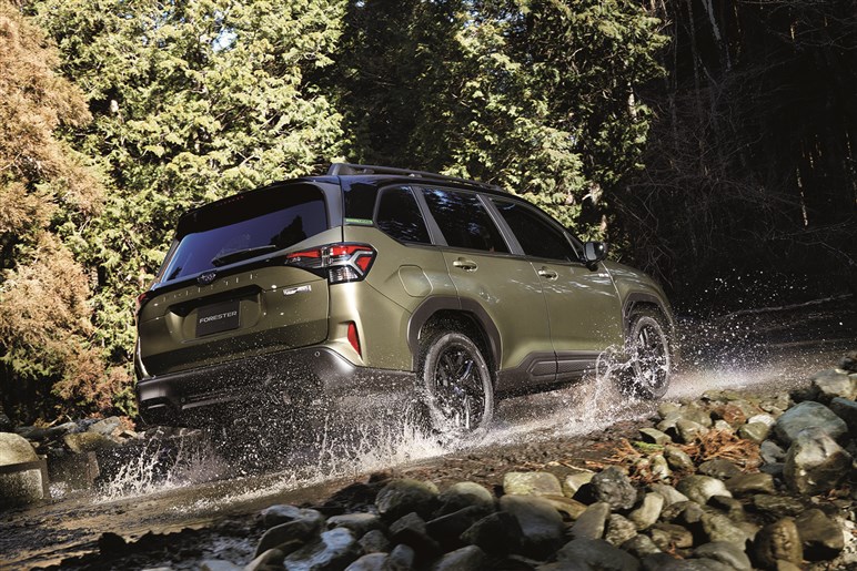 新型「RAV4」はミドルSUV市場で覇権を取れるのか？ ライバルと比べてみたら“トヨタの強さ”が浮き彫りに