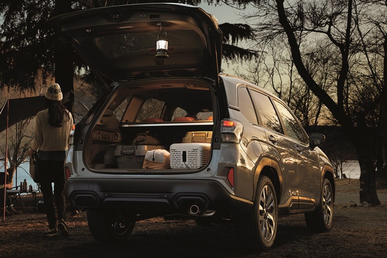 新型「RAV4」はミドルSUV市場で覇権を取れるのか？ ライバルと比べてみたら“トヨタの強さ”が浮き彫りに