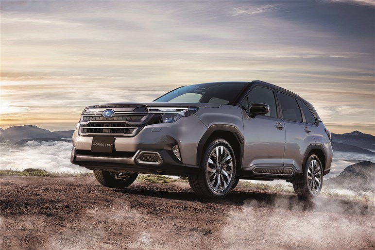 新型「RAV4」はミドルSUV市場で覇権を取れるのか？ ライバルと比べてみたら“トヨタの強さ”が浮き彫りに