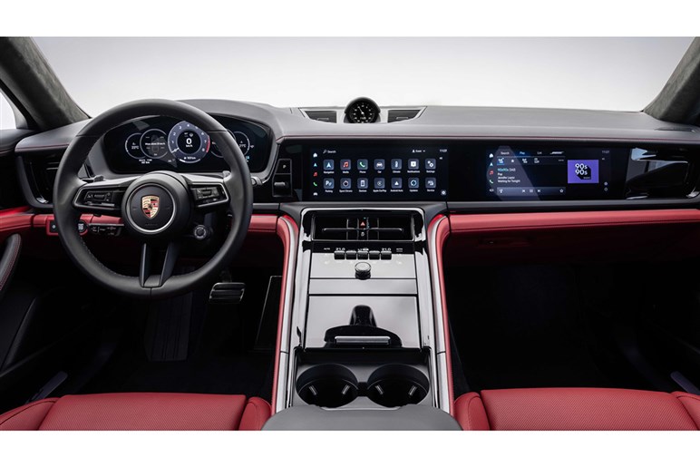 新型「パナメーラ」日本も予約開始。最新世代のライトやモニターだらけのハイテク内装に注目！