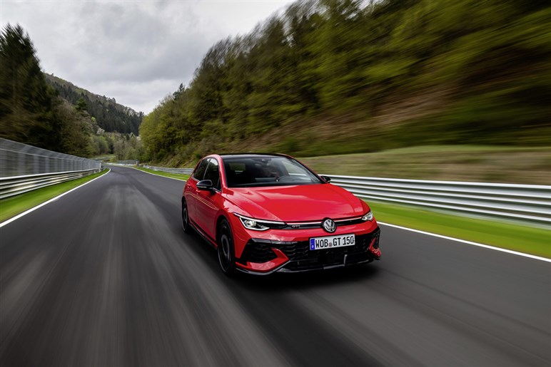 フォルクスワーゲン「ID.2 GTI」ついに姿を現す。ドリルドローター装備の電動ホットハッチを初捕捉