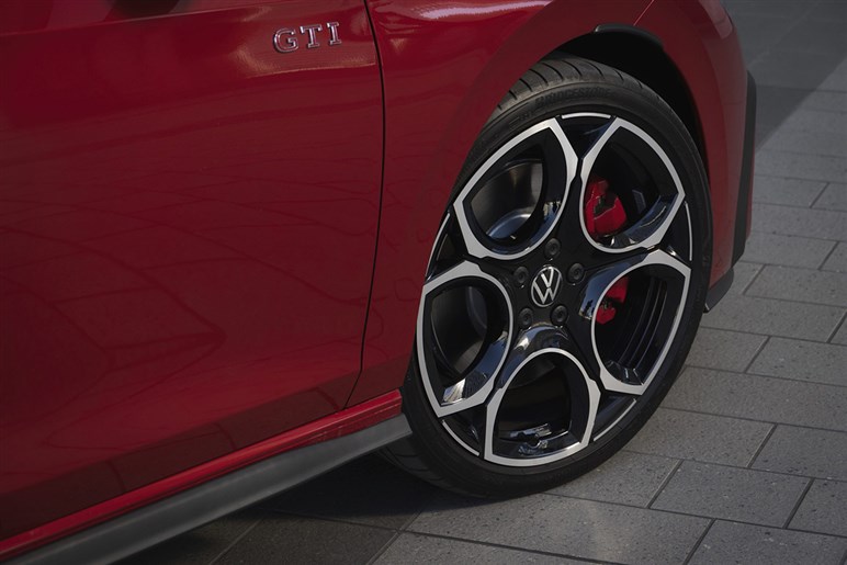 フォルクスワーゲン「ID.2 GTI」ついに姿を現す。ドリルドローター装備の電動ホットハッチを初捕捉