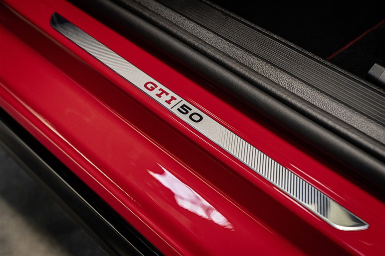 フォルクスワーゲン「ID.2 GTI」ついに姿を現す。ドリルドローター装備の電動ホットハッチを初捕捉
