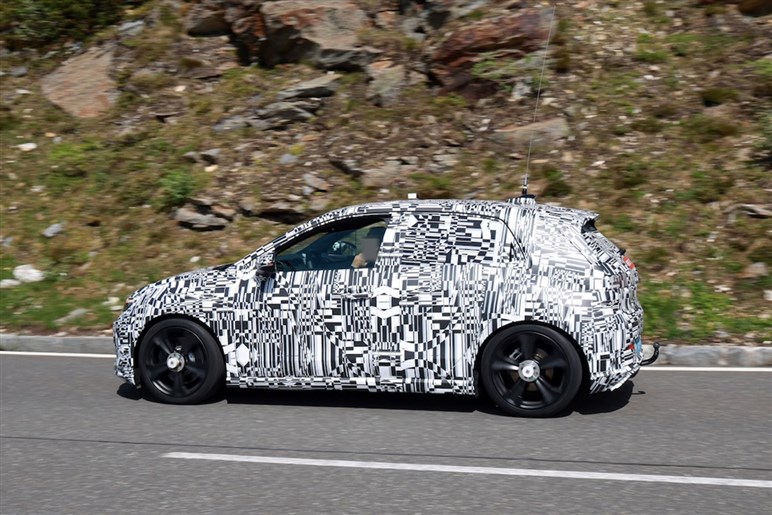 フォルクスワーゲン「ID.2 GTI」ついに姿を現す。ドリルドローター装備の電動ホットハッチを初捕捉