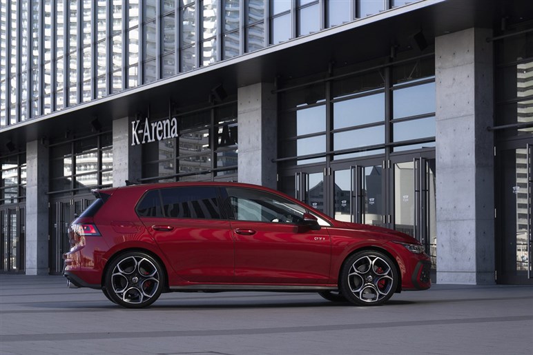 フォルクスワーゲン「ID.2 GTI」ついに姿を現す。ドリルドローター装備の電動ホットハッチを初捕捉