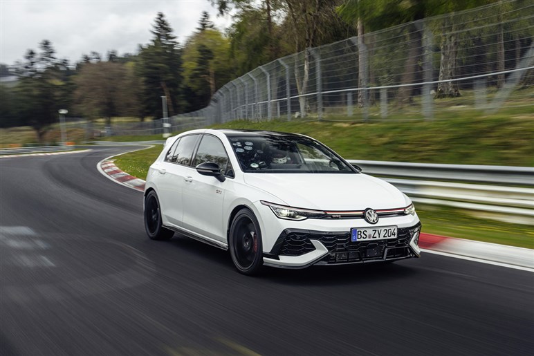 フォルクスワーゲン「ID.2 GTI」ついに姿を現す。ドリルドローター装備の電動ホットハッチを初捕捉