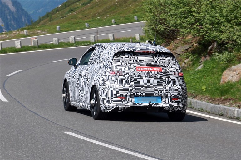 フォルクスワーゲン「ID.2 GTI」ついに姿を現す。ドリルドローター装備の電動ホットハッチを初捕捉