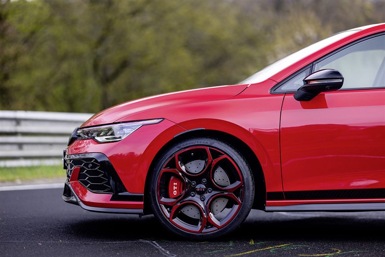 フォルクスワーゲン「ID.2 GTI」ついに姿を現す。ドリルドローター装備の電動ホットハッチを初捕捉