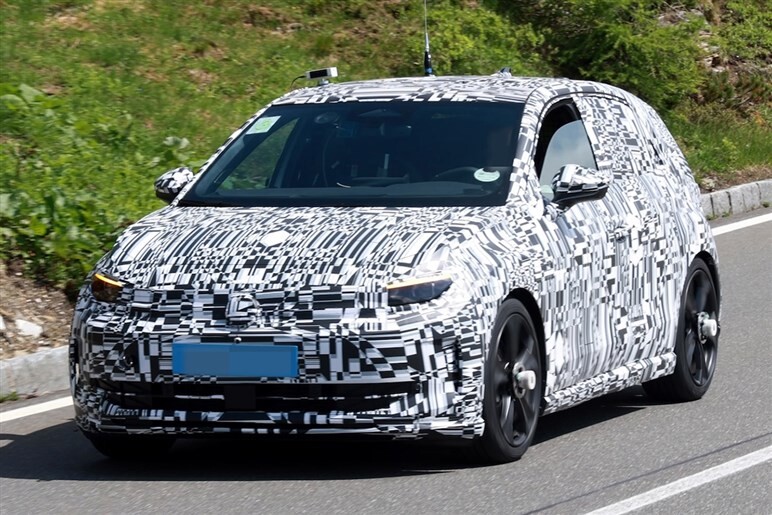 フォルクスワーゲン「ID.2 GTI」ついに姿を現す。ドリルドローター装備の電動ホットハッチを初捕捉