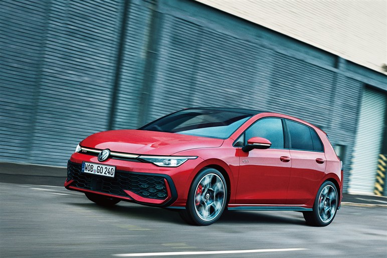 フォルクスワーゲン「ID.2 GTI」ついに姿を現す。ドリルドローター装備の電動ホットハッチを初捕捉