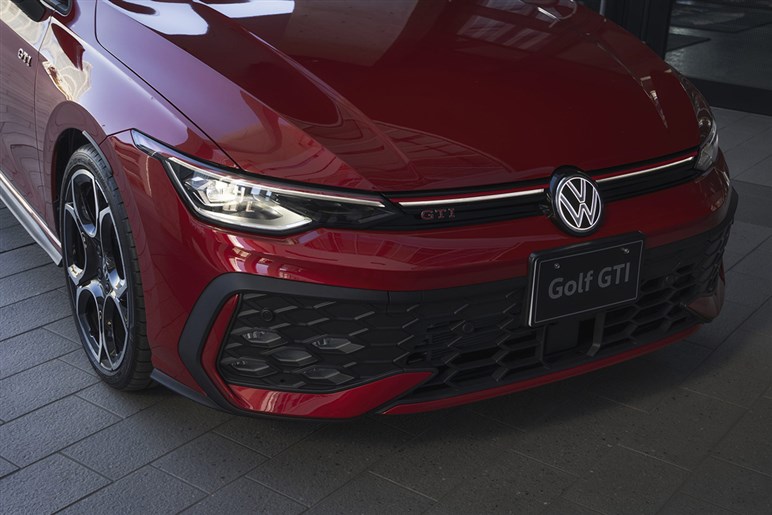 フォルクスワーゲン「ID.2 GTI」ついに姿を現す。ドリルドローター装備の電動ホットハッチを初捕捉