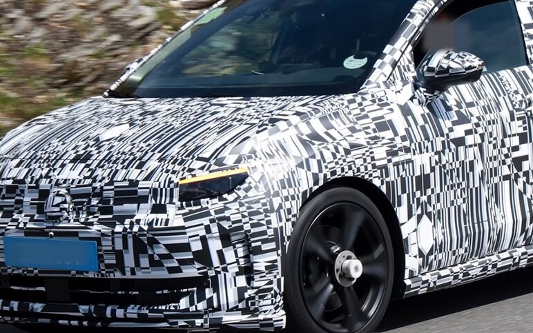 フォルクスワーゲン「ID.2 GTI」ついに姿を現す。ドリルドローター装備の電動ホットハッチを初捕捉