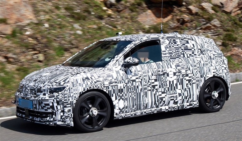 フォルクスワーゲン「ID.2 GTI」ついに姿を現す。ドリルドローター装備の電動ホットハッチを初捕捉