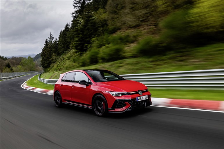フォルクスワーゲン「ID.2 GTI」ついに姿を現す。ドリルドローター装備の電動ホットハッチを初捕捉
