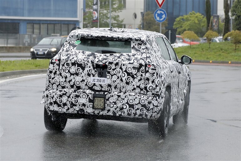 【公開直前】ジープ伝統の「7スロットグリル」がない!? 新型「コンパス」デザイン一新で日本導入は26年予定