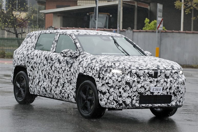 【公開直前】ジープ伝統の「7スロットグリル」がない!? 新型「コンパス」デザイン一新で日本導入は26年予定