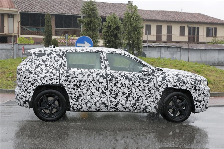 【公開直前】ジープ伝統の「7スロットグリル」がない!? 新型「コンパス」デザイン一新で日本導入は26年予定