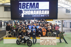 平塚市の競輪場でパラモトライダーが乗るオートバイが走った！ サイドスタンドプロジェクトが走行体験イベントを実施