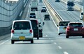 「車線の端に寄りすぎなクルマ」どういう心理？ 本人気づいてない？ なんか危なっかしい…周りのドライバーはモヤモヤ