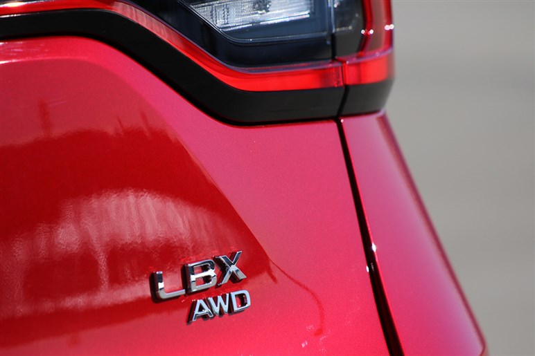 これは売れる！ レクサスの新型コンパクト「LBX」に本格試乗。名車「ミニ」に匹敵する満足度