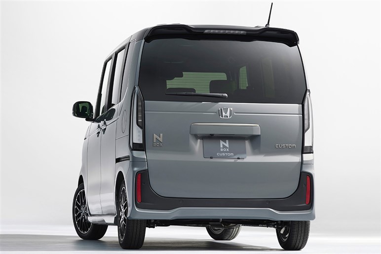 【ホンダ同門対決】維持費とリセールで勝る N-BOX、走りと使い勝手でリードするフィット、幸せになれるのはどっち？