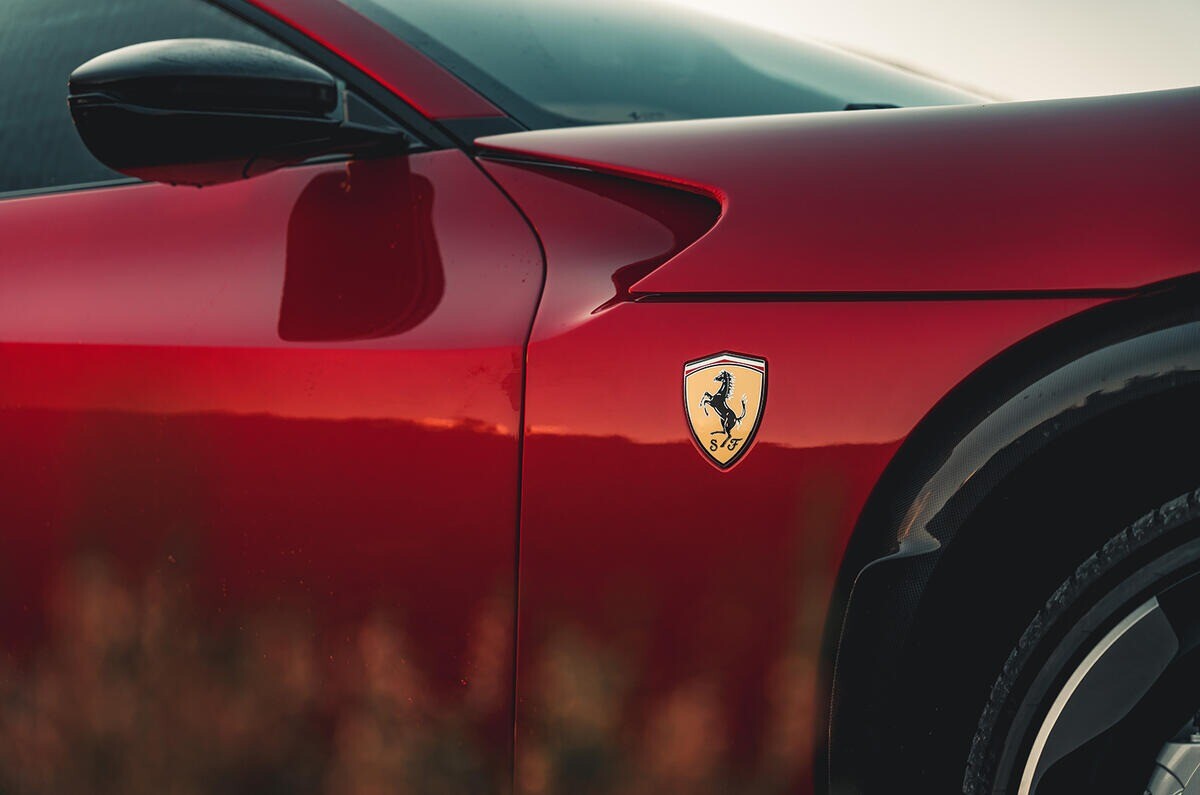 4人乗り？　フェラーリ新型EV、10月8日の情報公開に先立ちテスト走行開始