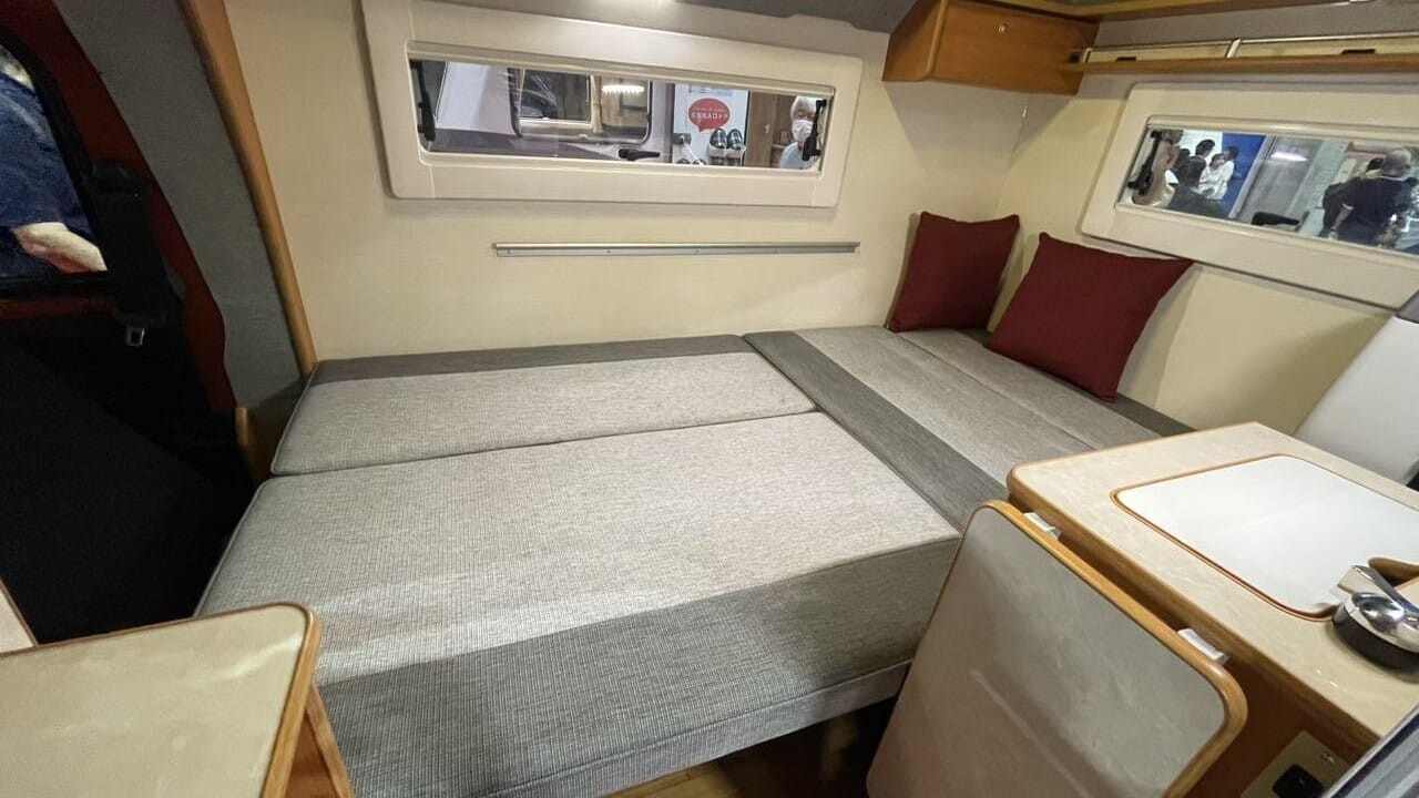 「これもう家でしょ…」いいえ、軽トラックです。嘘でしょ、と思うくらいの車内。4人寝られる本格はキャンパー。
