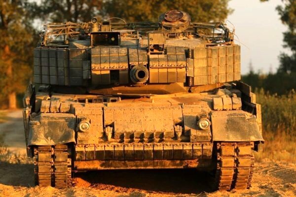 ロシア軍の陣地に「レオパルト」戦車の砲弾が直撃 激戦地の戦闘を上空から捉えた映像が公開される