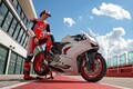 ドゥカティ、『パニガーレV2』に新カラーリング“ホワイト・ロッソ”を追加。MotoGPライダー、バニャイアも試乗