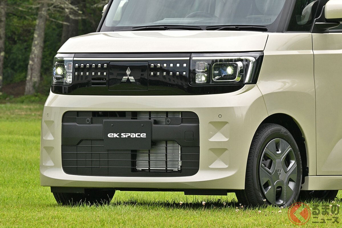 新車175万円！ 三菱が「新型“スライドドア軽”」を発表！ 5年ぶり全面刷新で「超カクカク」デザイン×上質シートを採用！ 4WDモデルも設定の「新型eKスペース」10月末に発売