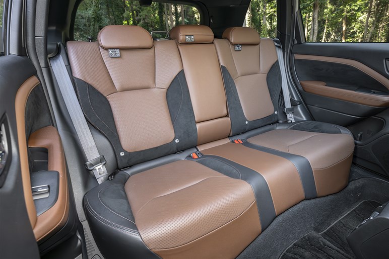 【どちらがお好み？】新型フォレスター登場！ ゴツい本格SUVに成長した6代目とWRX譲りの刺激的だった初代