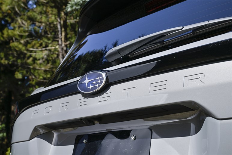 【どちらがお好み？】新型フォレスター登場！ ゴツい本格SUVに成長した6代目とWRX譲りの刺激的だった初代