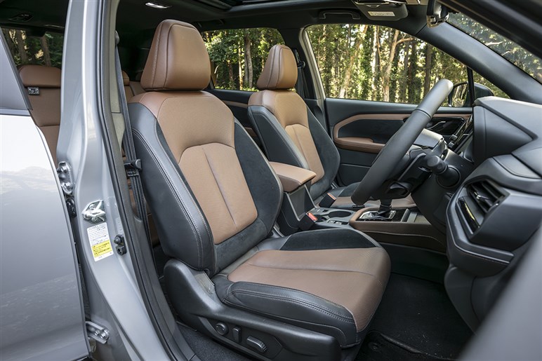 【どちらがお好み？】新型フォレスター登場！ ゴツい本格SUVに成長した6代目とWRX譲りの刺激的だった初代