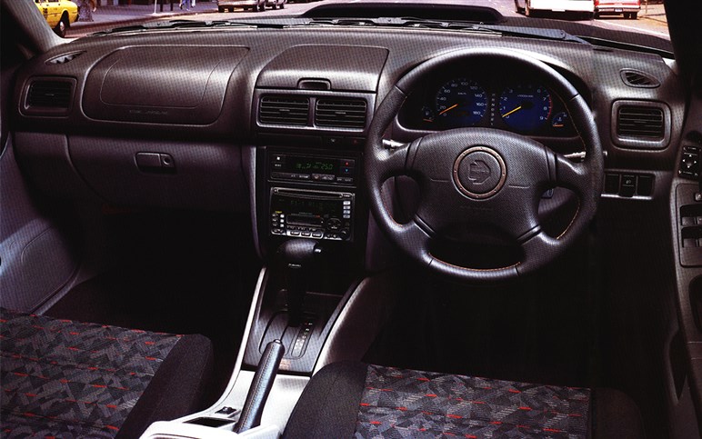 【どちらがお好み？】新型フォレスター登場！ ゴツい本格SUVに成長した6代目とWRX譲りの刺激的だった初代