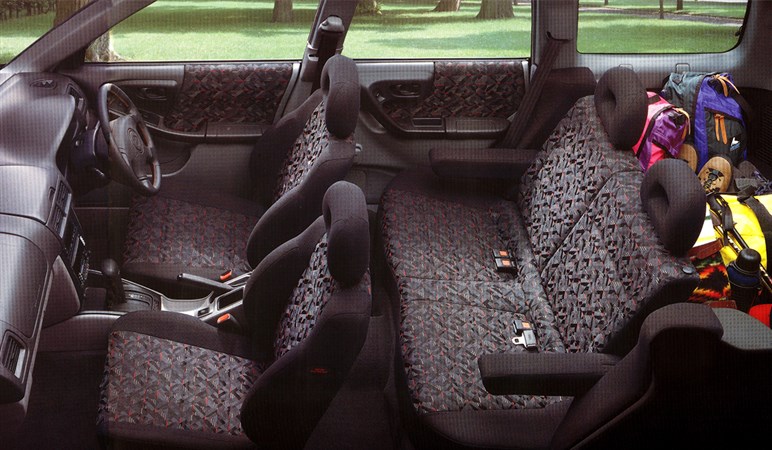 【どちらがお好み？】新型フォレスター登場！ ゴツい本格SUVに成長した6代目とWRX譲りの刺激的だった初代