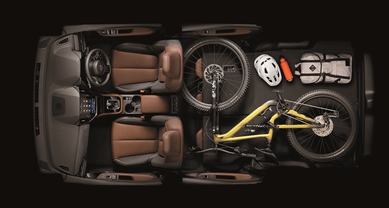 【どちらがお好み？】新型フォレスター登場！ ゴツい本格SUVに成長した6代目とWRX譲りの刺激的だった初代