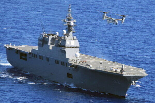 空母のような「巨大護衛艦」が長旅に出発！“最初の目的地”で歓迎を受ける 甲板には隊員ズラ～リ