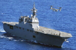 空母のような「巨大護衛艦」が長旅に出発！“最初の目的地”で歓迎を受ける 甲板には隊員ズラ～リ