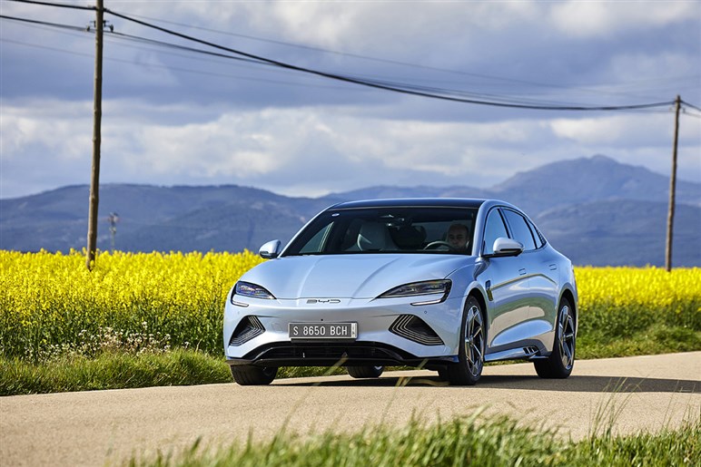 【BYDも驚くコスパ】日産の「新型BEV」の激安価格と超絶スペックが話題。ネットではどう評価されている？