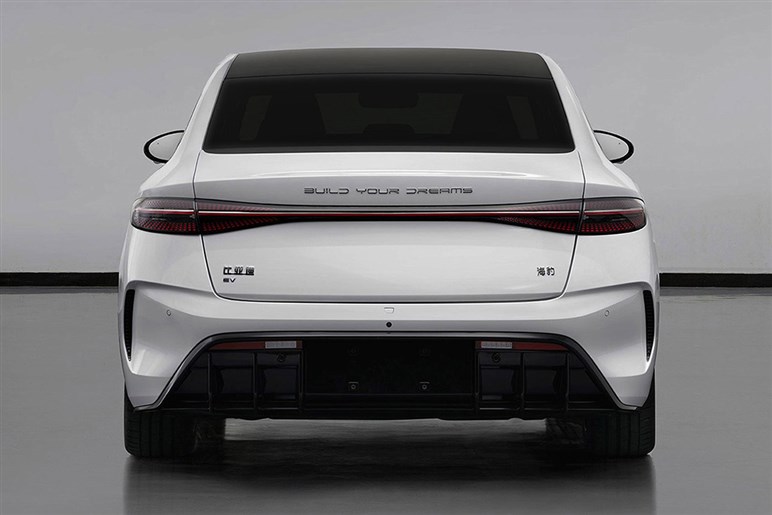 【BYDも驚くコスパ】日産の「新型BEV」の激安価格と超絶スペックが話題。ネットではどう評価されている？