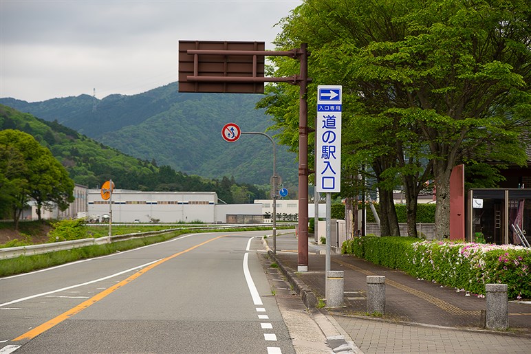 【トラブル増加中】道の駅で宿泊行為はNGだけど仮眠はOK…違いは？　車中泊ブームで気をつけておくべき事とは？