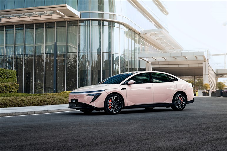 【BYDも驚くコスパ】日産の「新型BEV」の激安価格と超絶スペックが話題。ネットではどう評価されている？