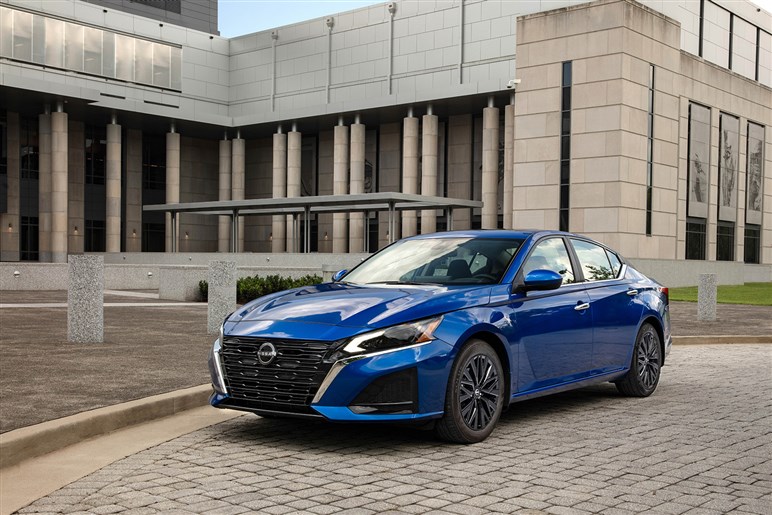 【BYDも驚くコスパ】日産の「新型BEV」の激安価格と超絶スペックが話題。ネットではどう評価されている？